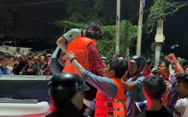 La persona mordida por una serpiente venenosa fue sacada de la zona inundada y llevada de urgencia al hospital. Foto: Duy Tuan