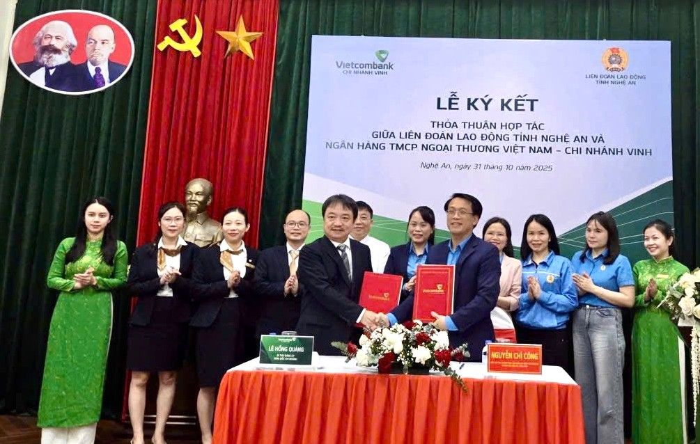 응에안성 노동총연맹과 비엣콤뱅크 빈 지점 간의 협력 협정 체결식 장면. 사진: 응옥안