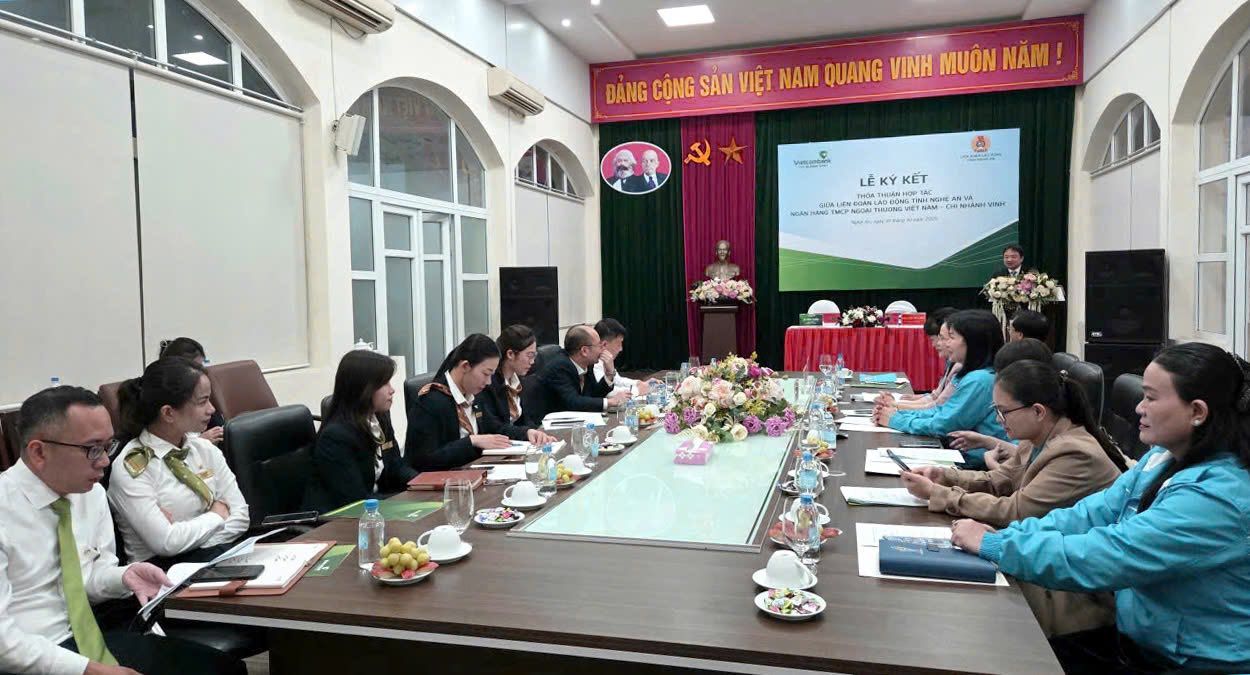 LDLD tinh Nghe An ky ket thoa thuan hop tac voi Vietcombank Chi nhanh Vinh voi nhieu uu dai cho doan vien cong doan. Anh: Ngoc Anh