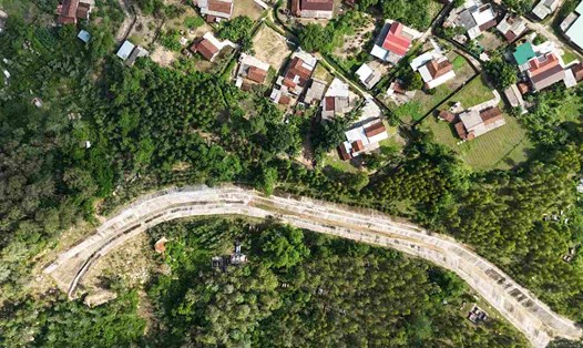 Địa phương xây dựng mương thoát nước để ngăn đất đá tràn xuống nhà dân. Ảnh: Hoài Phương