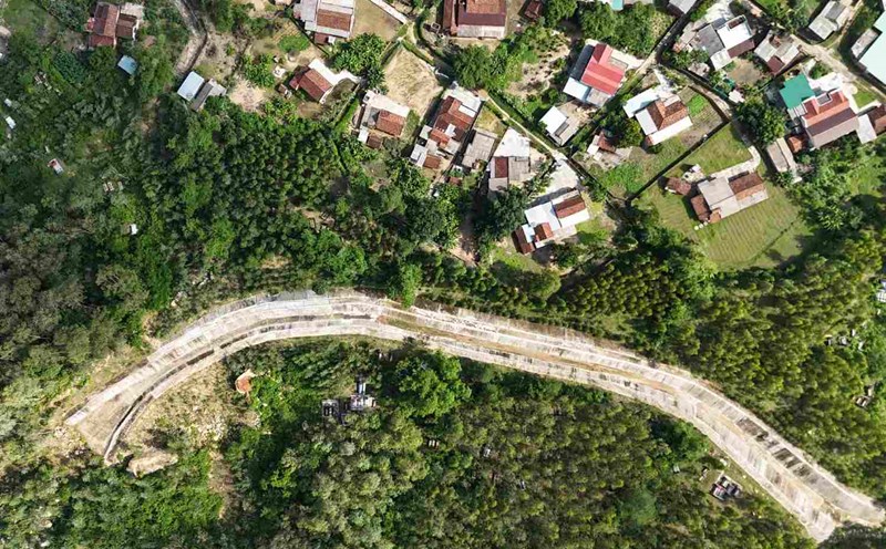 The locality built drainage ditches to prevent rocks and soil from overflowing into people's houses. Photo: Hoai Phuong