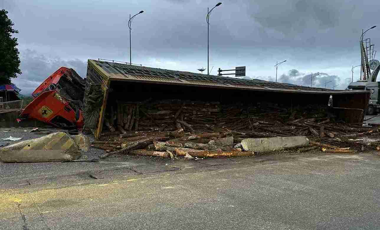 Un conteneur d'un camion porte-conteneurs s'est renverse et a bloque la chaussee. Photo : Fournie par les habitants