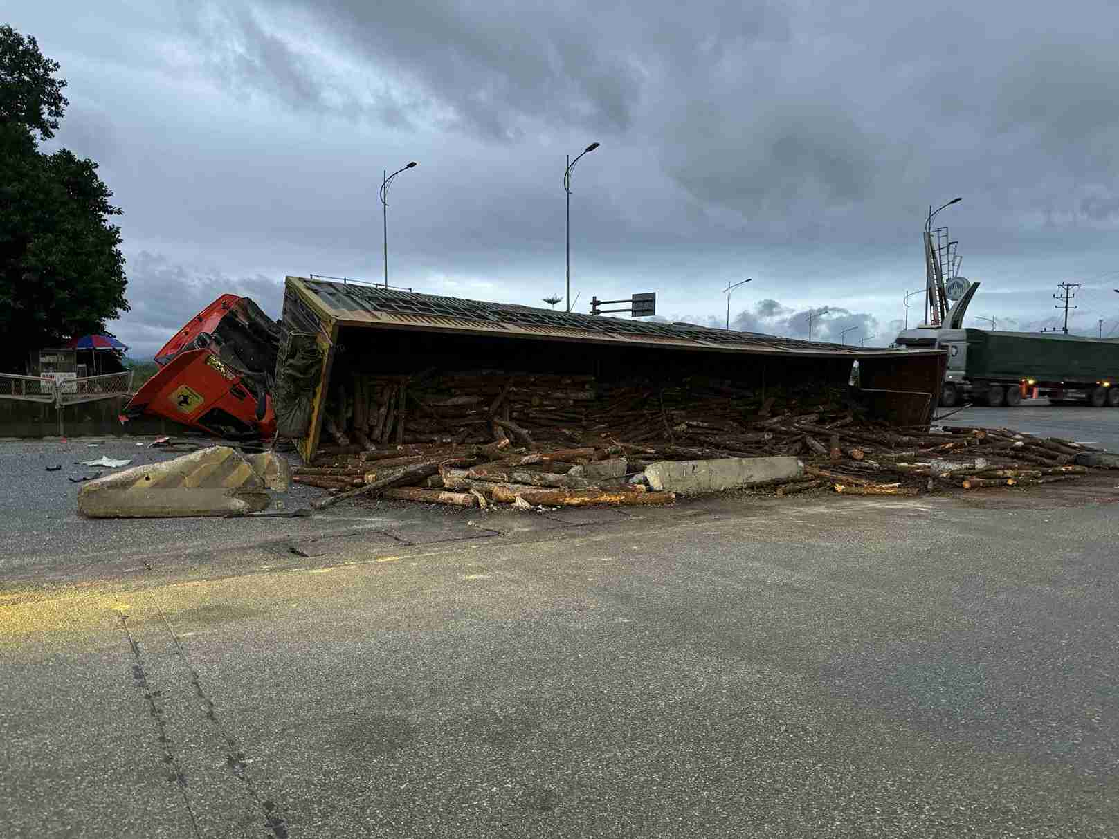 Hien truong vu tai nan container lat nghieng, dau xe dam vao dai phan cach tai phuong Tran Nhan Tong (TP Hai Phong). Anh: Nguoi dan cung cap