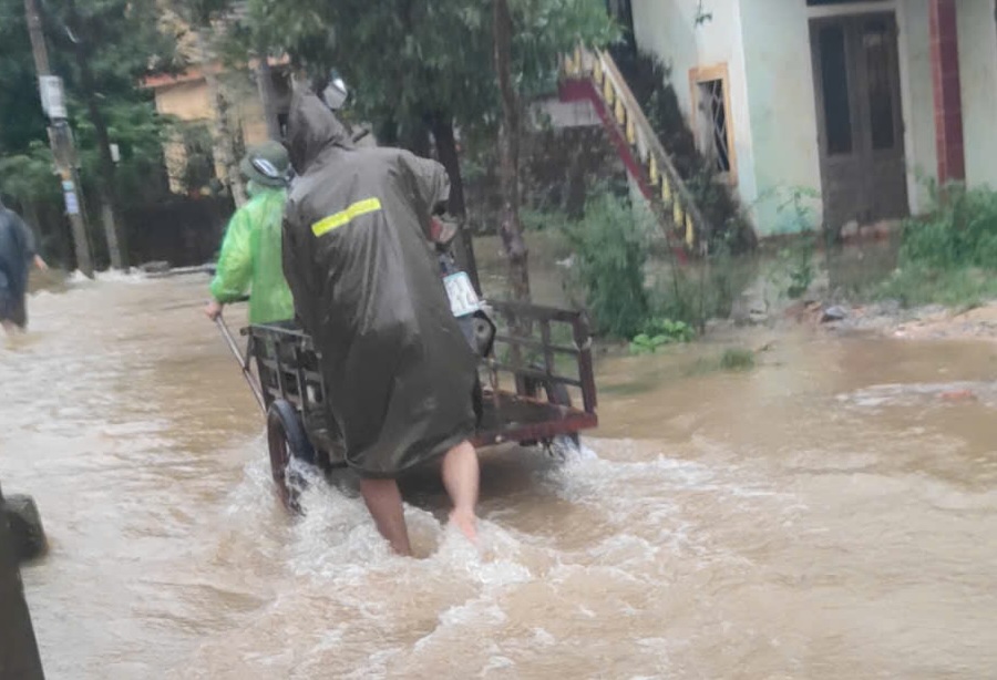 Nguoi dan van chuyen tai san den noi cao hon. Anh: Thanh Hien