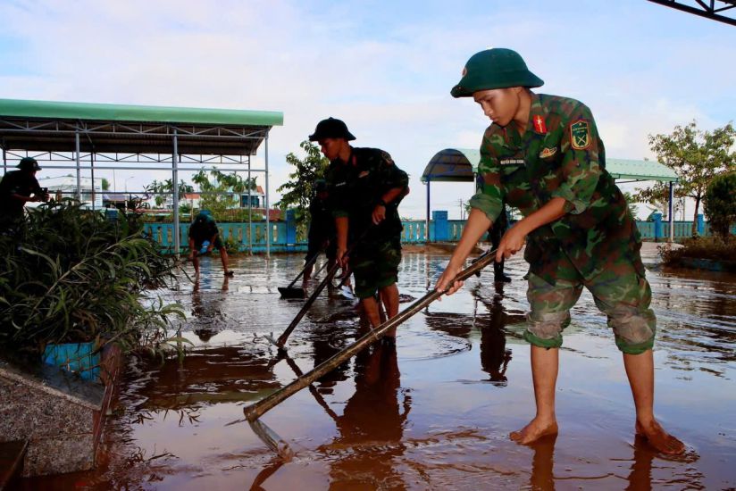 The army and people will join hands to overcome the consequences of floods in the Central region and soon stabilize people's lives. Photo: Truong An