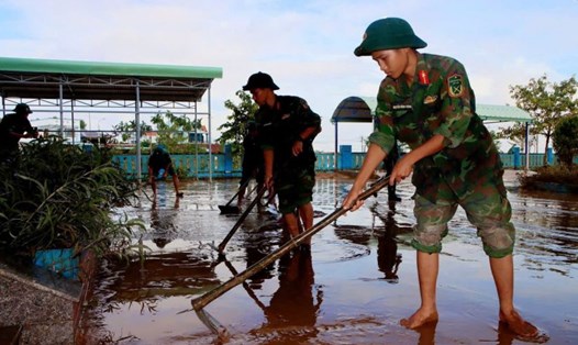 Lực lượng quân - dân - chính chung tay khắc phục hậu quả mưa lũ tại miền Trung, sớm ổn định cuộc sống nhân dân. Ảnh: Trường An