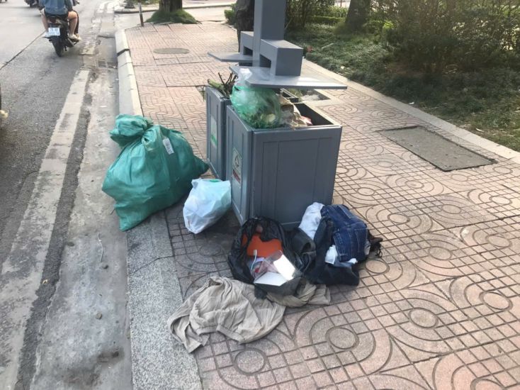Although the trash can has clearly marked the garbage classification, the garbage is still thrown messy, thrown down the sidewalk on Nguyen Chi Thanh Street. Photo: Thu Trang