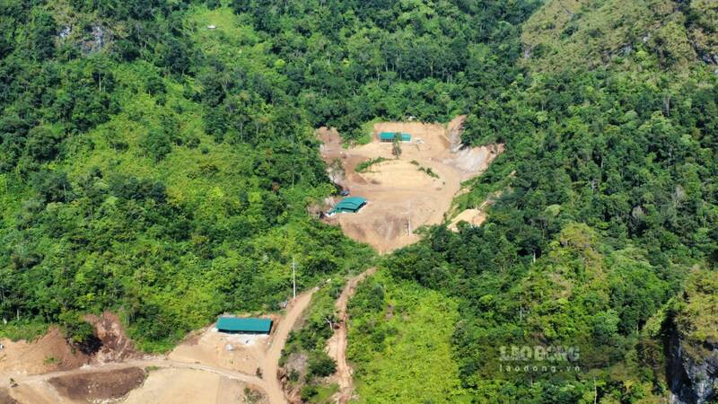 Hang loat nha xuong moc tren dat lam nghiep. Anh: Nhom Pv