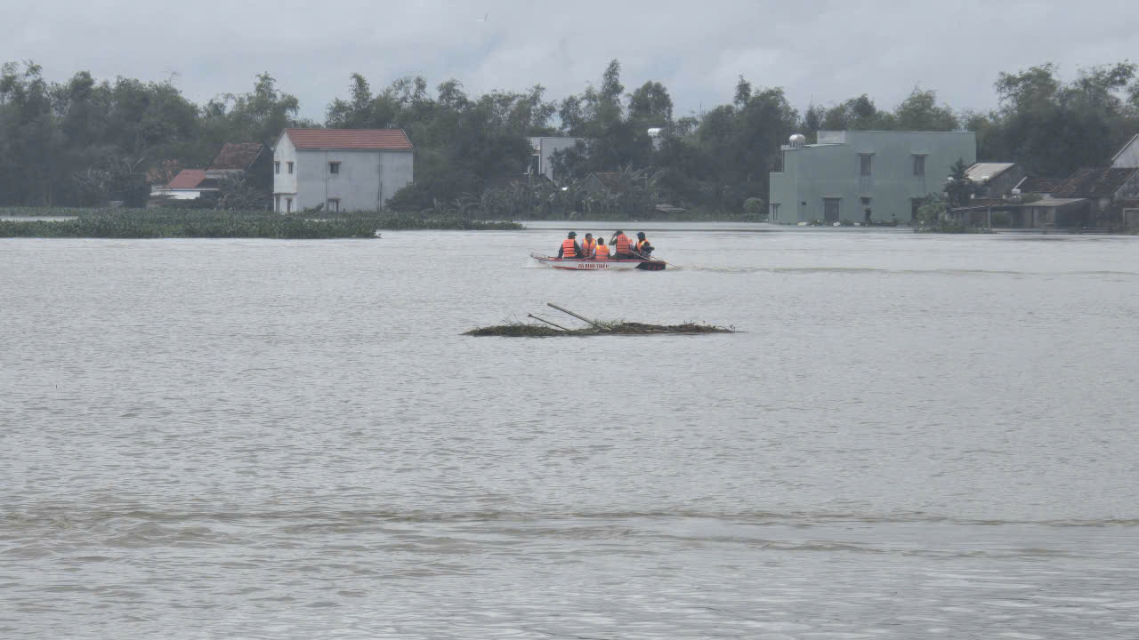 Lanh dao Da Nang di kiem tra, tham hoi, dong vien nhan dan ngay tren dinh lu o ha du song Thu Bon hom 30.10. Anh: Nguyen Long