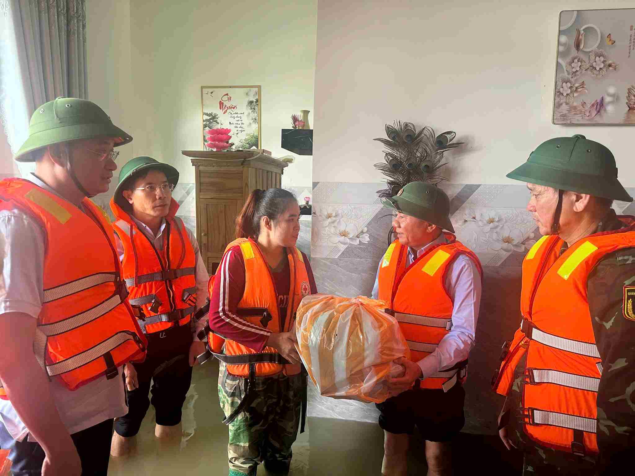 Le secretaire permanent du Secretariat Tran Cam Tu et les dirigeants de Da Nang offrent des cadeaux aux habitants des zones inondees le 30 octobre. Photo : Nguyen Long