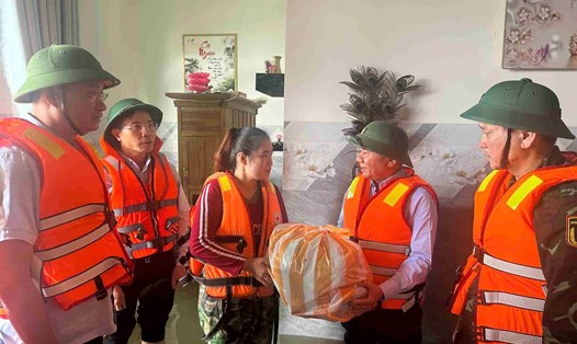 Thường trực Ban Bí thư Trần Cẩm Tú cùng lãnh đạo Đà Nẵng tặng quà người dân vùng lũ hôm 30.10. Ảnh: Nguyễn Long