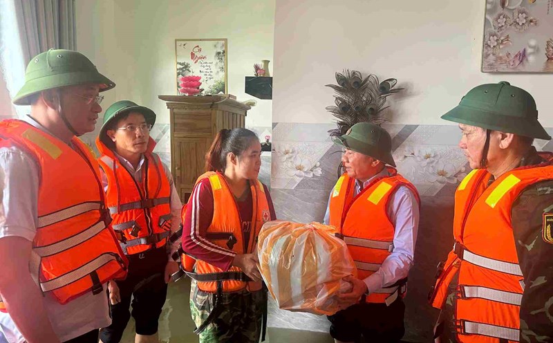 Standing member of the Secretariat Tran Cam Tu and Da Nang leaders presented gifts to people in flooded areas on October 30. Photo: Nguyen Long