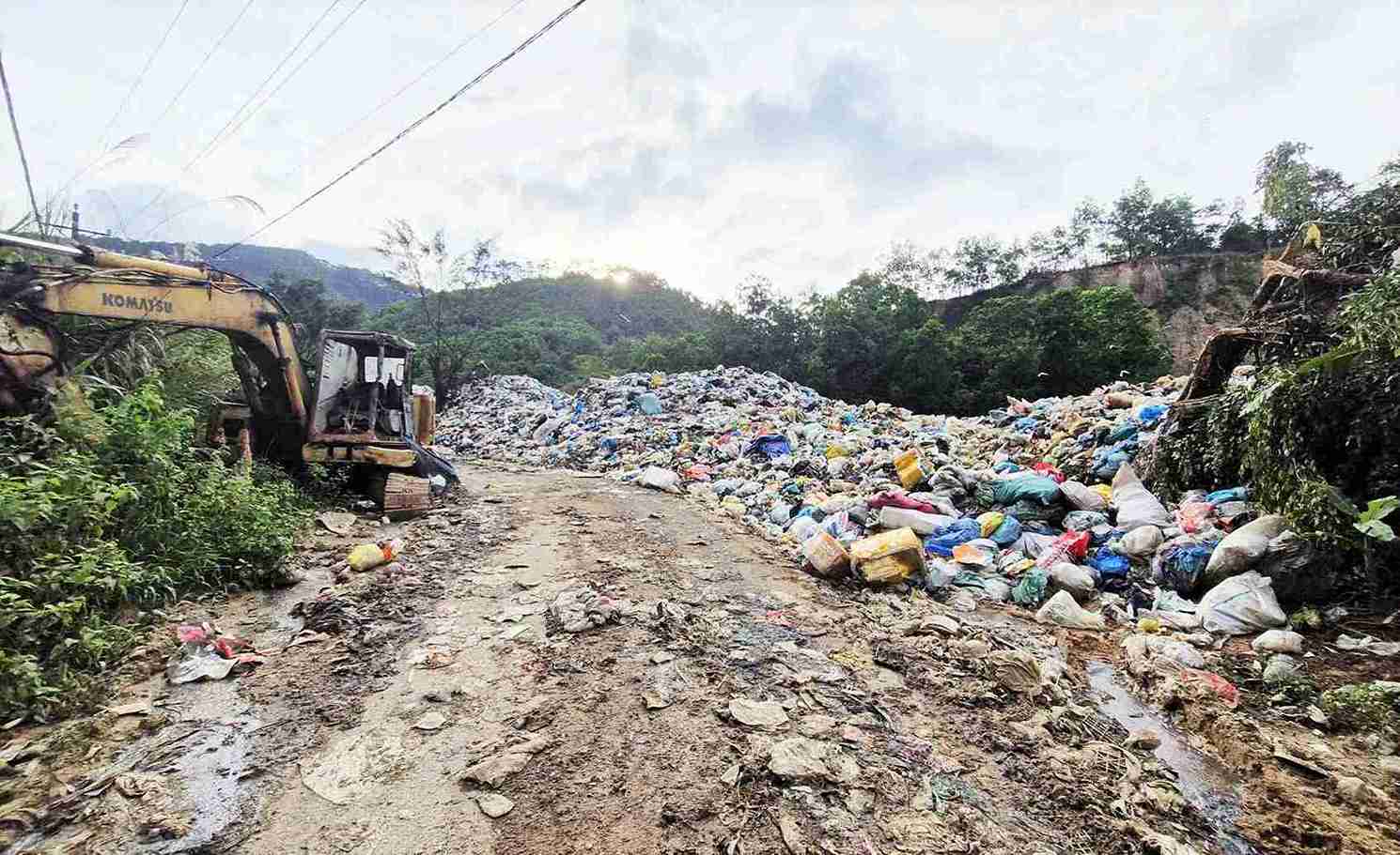 Rac thai u dong nghiem trong tai Nha may rac Bao Loc. Anh: Phuc Khanh