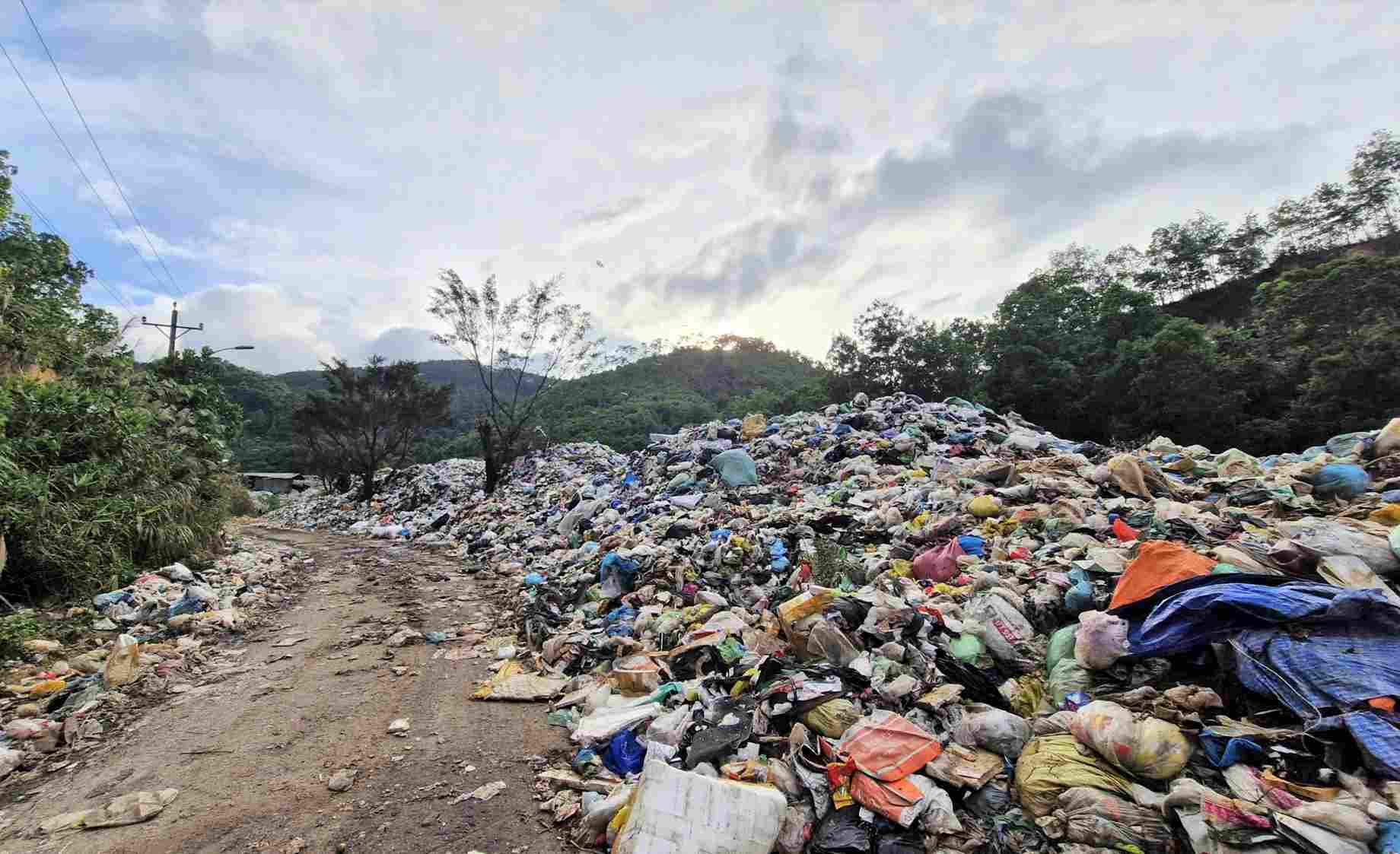 Rac thai chat nhu nui tai Nha may rac Bao Loc boc mui hoi thoi nong nac. Anh: Phuc Khanh