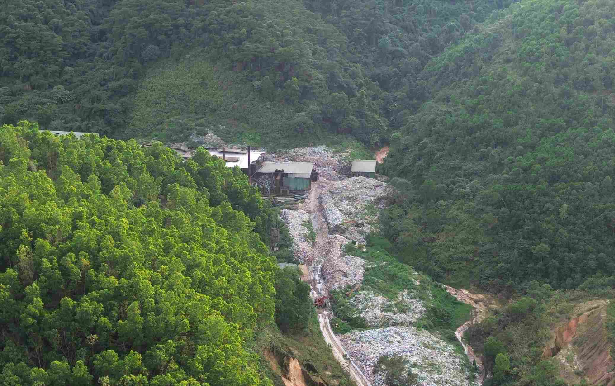 Actuellement l'usine de traitement des dechets de Bao Loc (Lam Dong) stocke plus de 64 000 tonnes de dechets avec un risque de grave pollution environnementale. Photo : Phuc Khanh