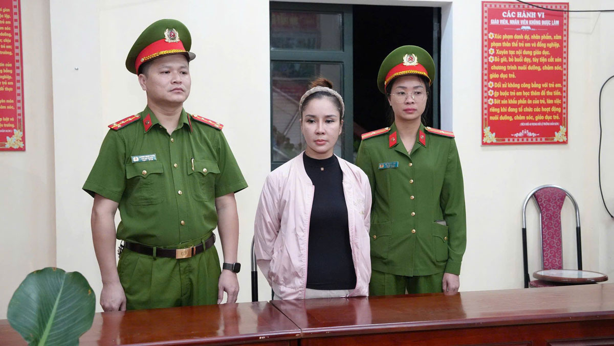 Thi hanh lenh khoi to, bat giam doi voi Doan Thi Le Xuan (Hieu truong Truong Mam non An Binh). Anh: Cong an cung cap