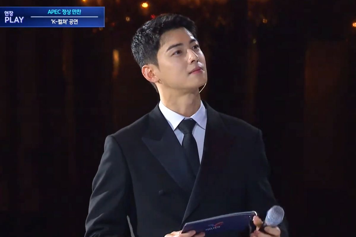 Cha Eun Woo (Astro) lam MC tai tiec chieu dai cua APEC. Anh: cat tu video
