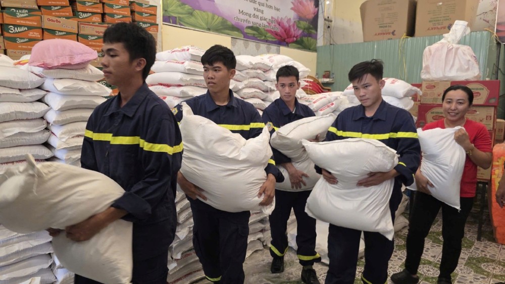 Chuong trinh nhan duoc su huong ung nhiet tinh cua cac don vi, ca nhan, cac manh thuong quan da dong gop ca vat chat va tinh than. Anh: Van Vu