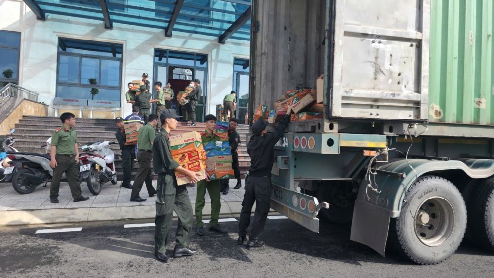 Youth union members of An Giang Provincial Police loaded goods onto trucks to depart for the Central region. Photo: Van Vu