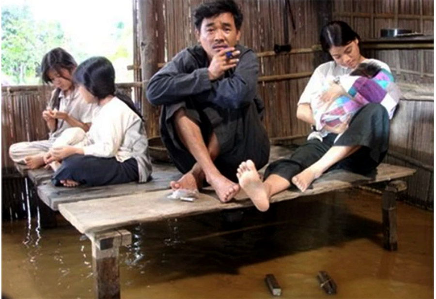 “Ao lua Ha Dong” co nhieu canh the hien nhung tran mua lut o Hoi An. Anh: Nha san xuat