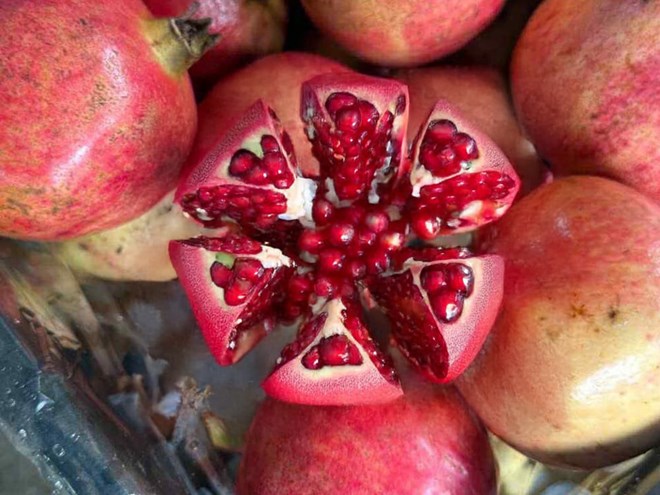 Why shouldn't you eat too many pomegranate seeds? Photo: Tuan Dat