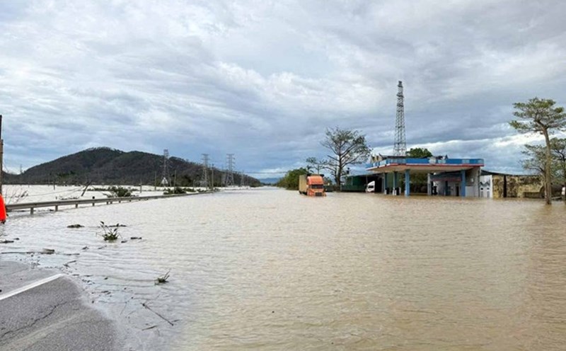 National Highway 1A in Bac Hong Linh Ward was deeply flooded. Photo: Ngoc Anh