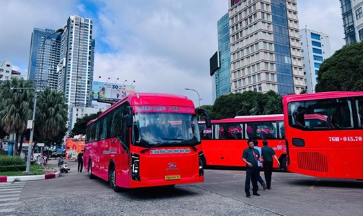 Xe đưa đón cán bộ từ Bình Dương và Bà Rịa - Vũng Tàu đến trung tâm TPHCM dừng hoạt động từ ngày 1.11.  Ảnh: Minh Tâm