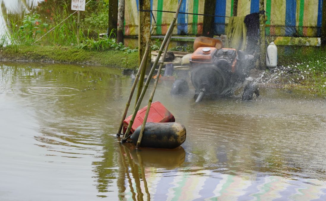May bom nuoc hoat dong lien tuc tren canh dong. Anh: Phuong Anh