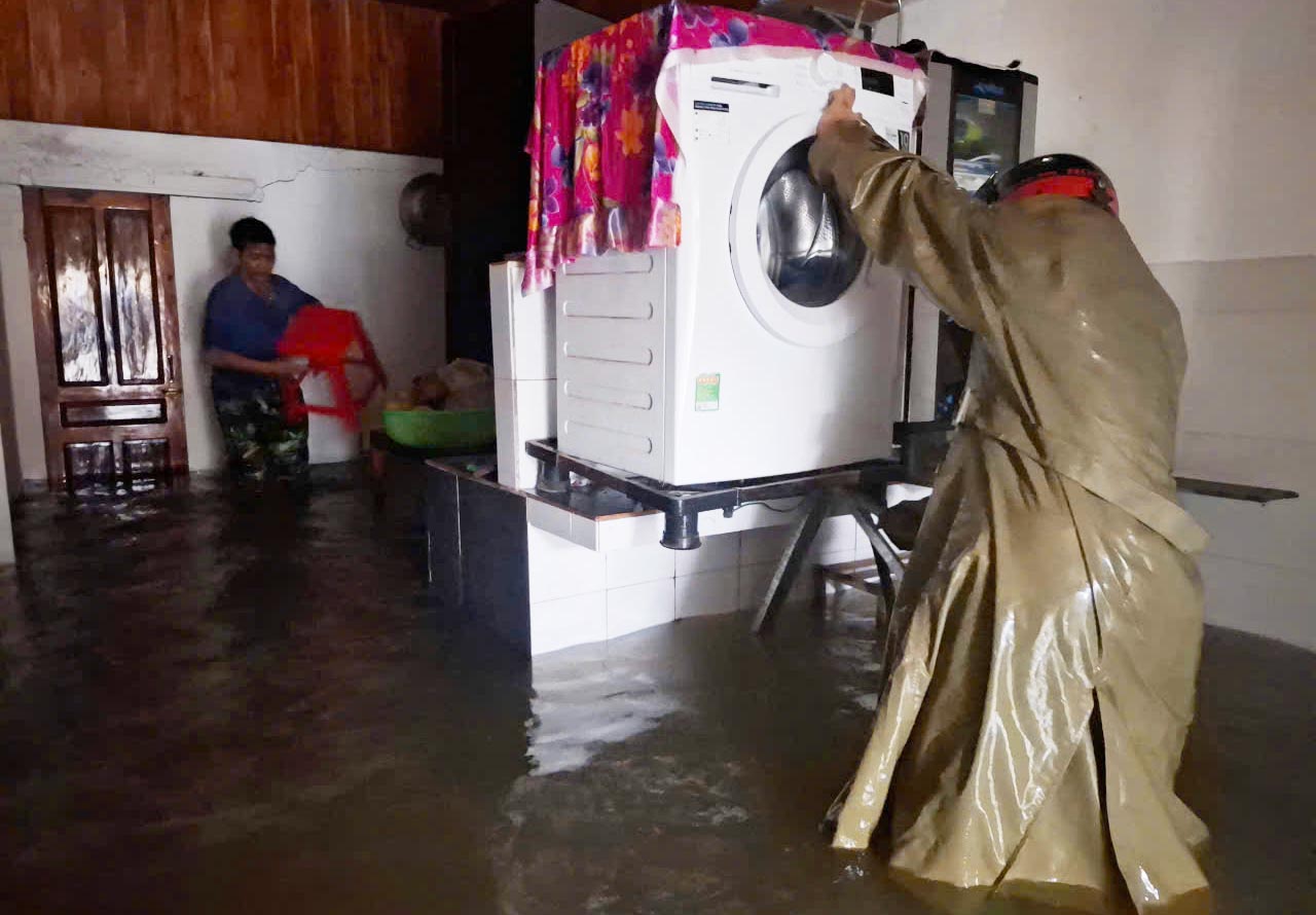 People in Cam Due commune raised their assets when the water had flooded deep into their houses. Photo: Tran Tuan.