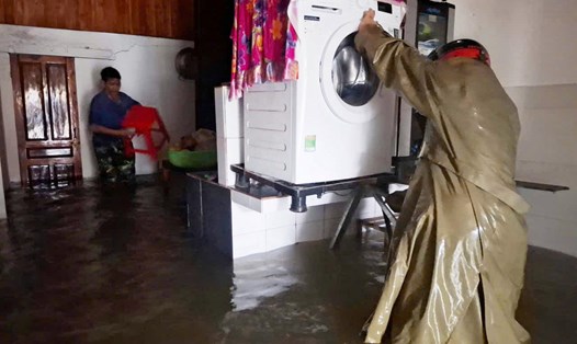 Người dân xã Cẩm Duệ kê cao tài sản khi nước đã ngập sâu vào nhà. Ảnh: Trần Tuấn.