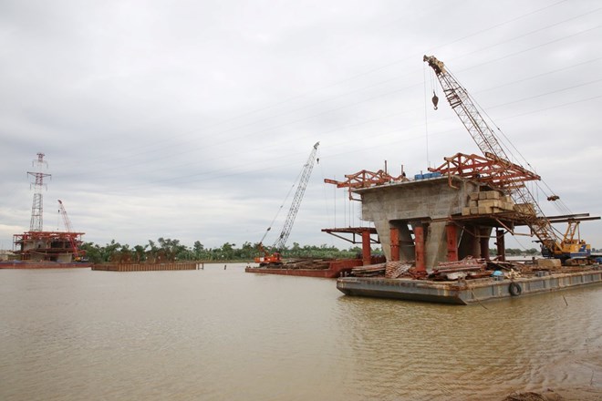 Speed up the construction of the Golden Canal bridge project connecting Bac Ninh and Hai Phong City. Photo: Linh Ngoc