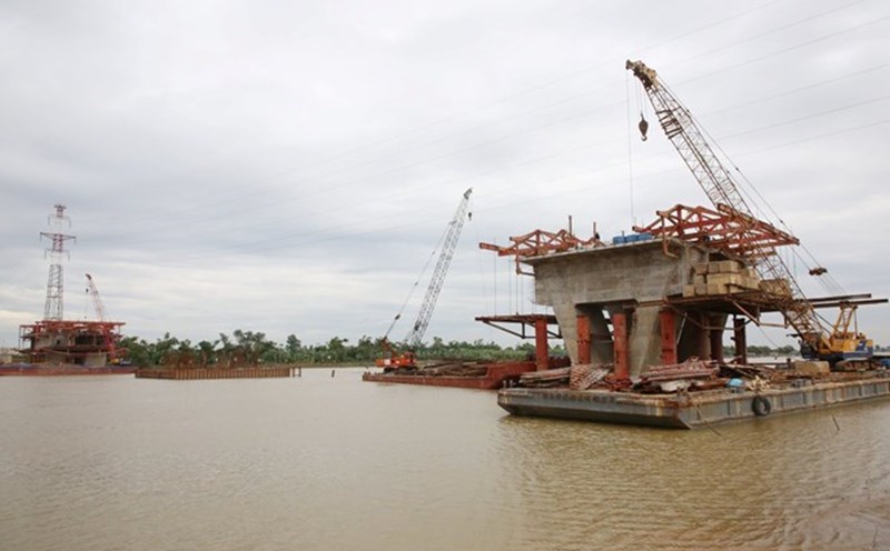 Speed up the construction of the Golden Canal bridge project connecting Bac Ninh and Hai Phong City. Photo: Linh Ngoc