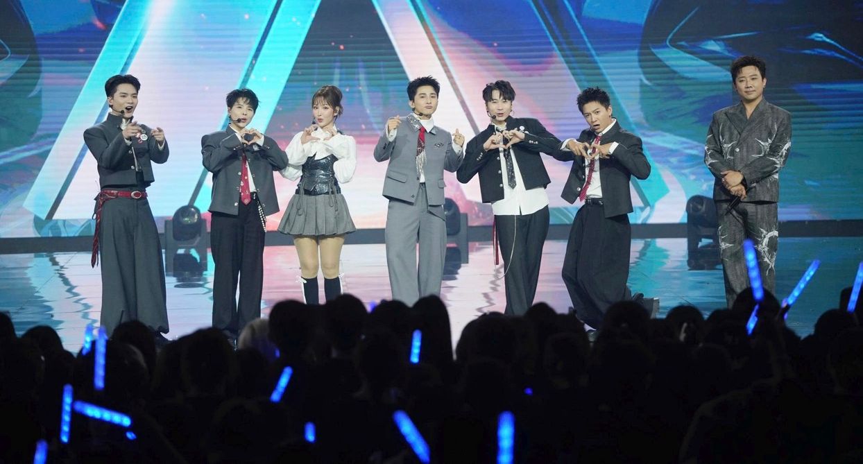 Karik and Ngo Kien Huy with the Anh trai say hi group. Photo: VieON.