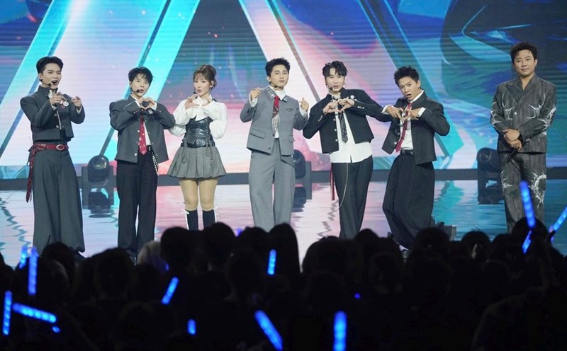 Karik and Ngo Kien Huy with the Anh trai say hi group. Photo: VieON.