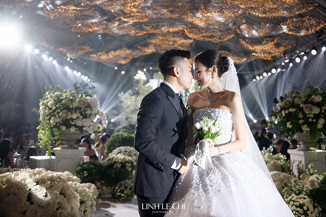 Dam cuoi tai Quang Tri cua Hoa hau Do Thi Ha va doanh nhan Viet Vuong - thieu gia Tap doan Son Hai. Anh: Le Chi Linh