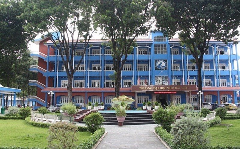 Thu Dau Mot University continues to issue a notice of refund of tuition fees collected in excess of regulations. Photo: Dinh Trong