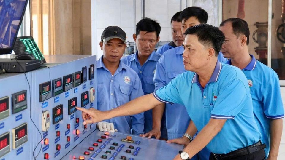 Ong Dinh Van Hieu tai day chuyen san xuat than hoat tinh, kiem tra hoat dong thiet bi. Anh: NVCC