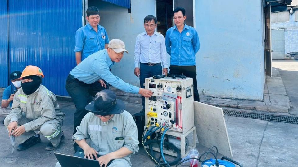 Mr. Dinh Van Hieu - Chairman of the Trade Union of Tra Bac Joint Stock Company inspected the operation of the activated coal production line at the factory. Photo: NVCC