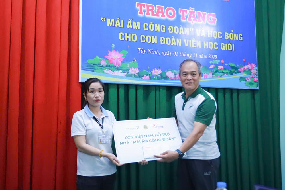 Trao tang bang tuong trung “Mai am Cong doan” cho chi