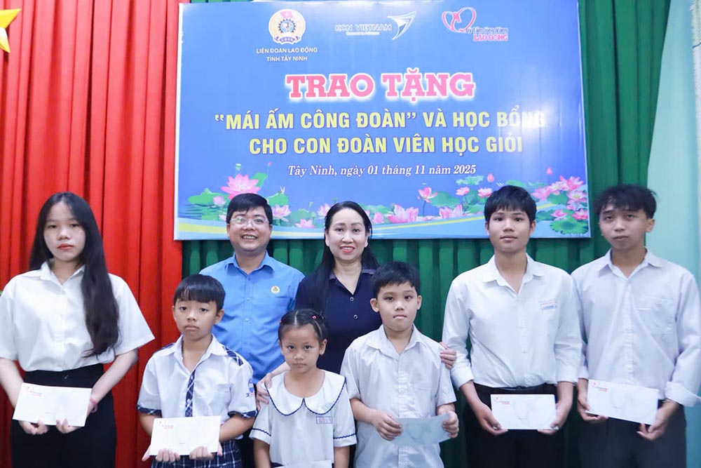 Awarding scholarships to children of union members of Ching Luh Vietnam Shoes Co., Ltd. Photo: Thanh Vu