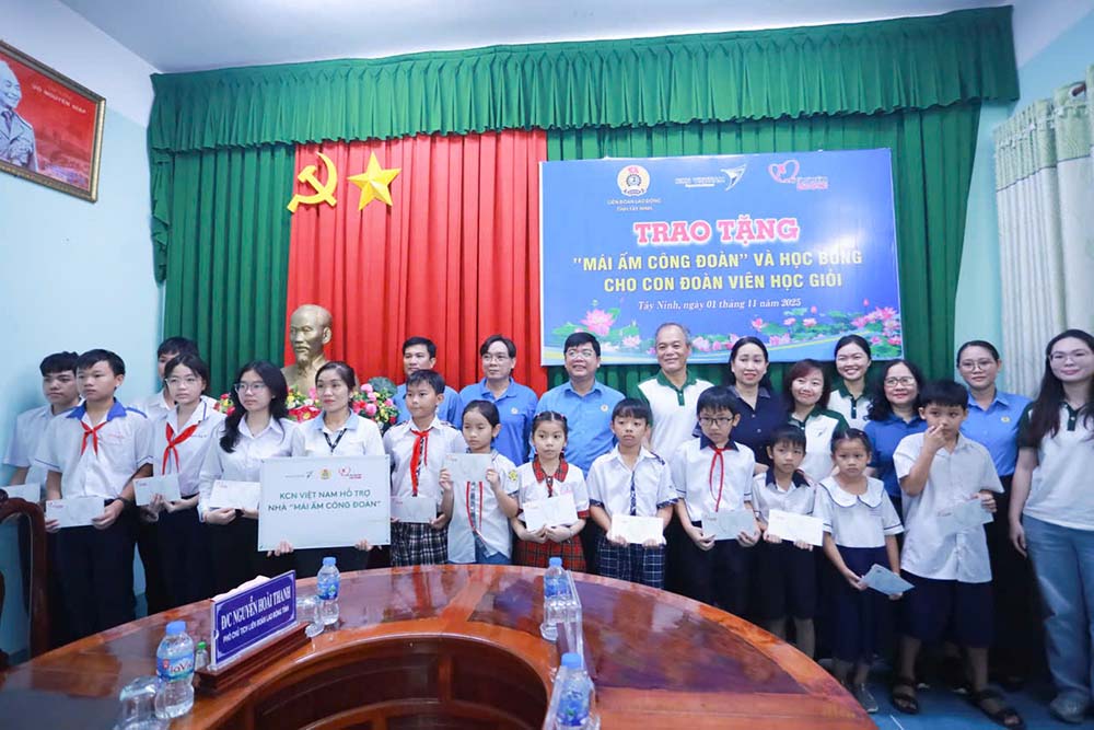 Bao Lao Dong dong hanh cung Lien doan Lao dong tinh Tay Ninh cham lo doan vien, con cong nhan vuot kho. Anh: Thanh Vu