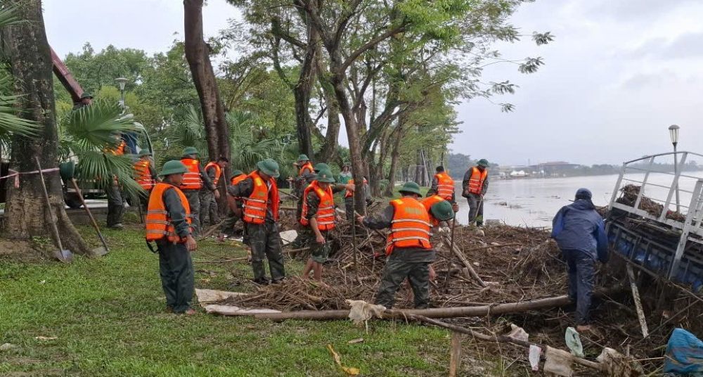 약 500명의 968사단 군인들이 홍수 후 복구를 지원합니다. 사진: Q. 안