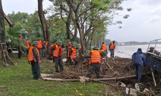 Gần 500 chiến sĩ Sư đoàn 968 hỗ trợ Huế khắc phục sau lũ. Ảnh: Q. An