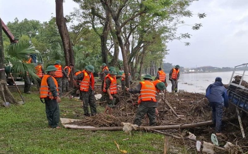 Nearly 500 soldiers of Division 968 supported Hue in overcoming the flood. Photo: Q. An