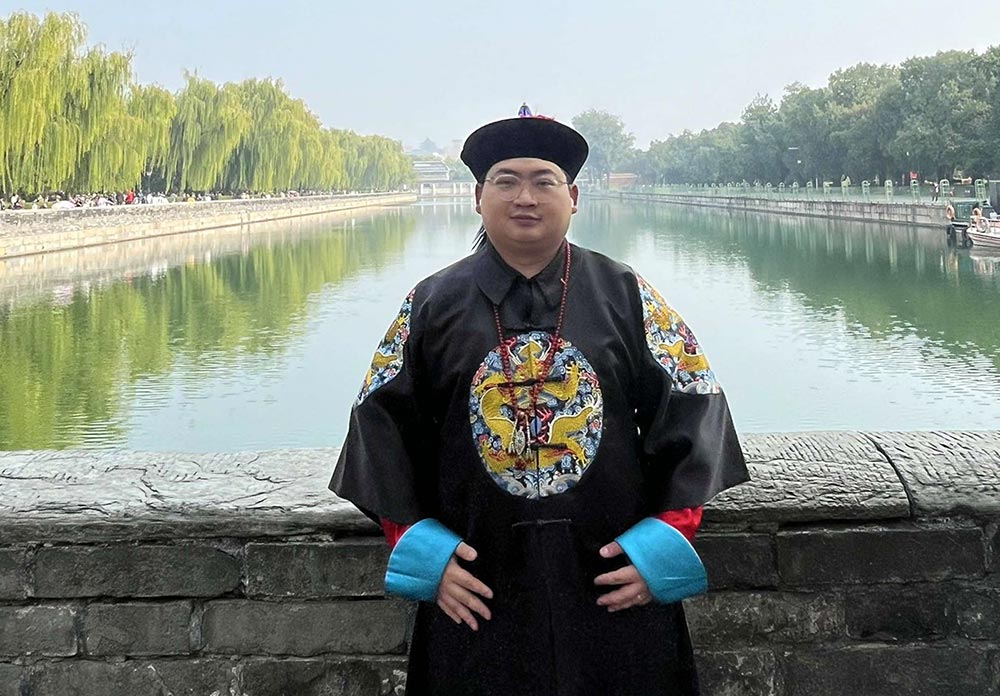 A male tourist from Hanoi had a memorable experience when wearing traditional costumes to take souvenir photos at the Imperial Citadel, Beijing, China. Photo provided by the character