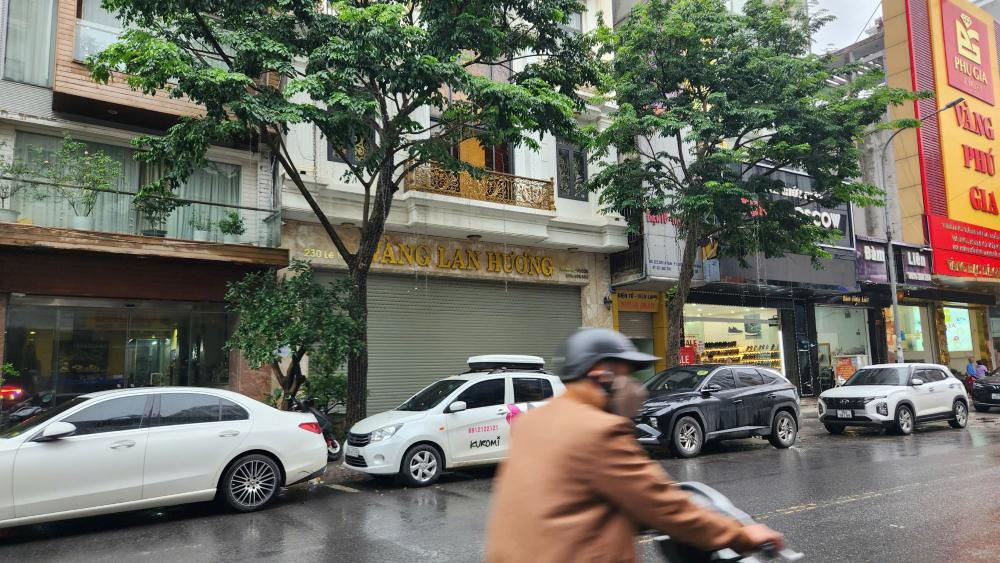 Nhieu tiem vang noi tieng o xu Thanh dong cua sau khi co quan cong an kiem tra, kham xet. Anh: Quach Du