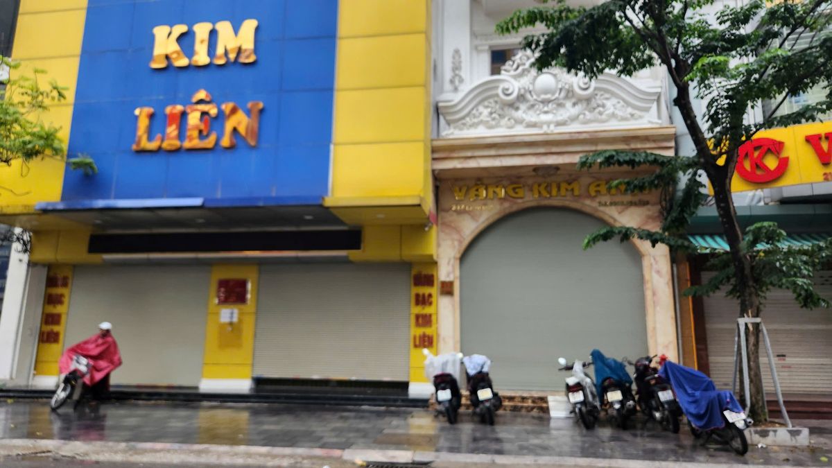 Nhieu tiem vang noi tieng tren pho Le Hoan dong cua trong sang 1.11. Anh: Quach Du