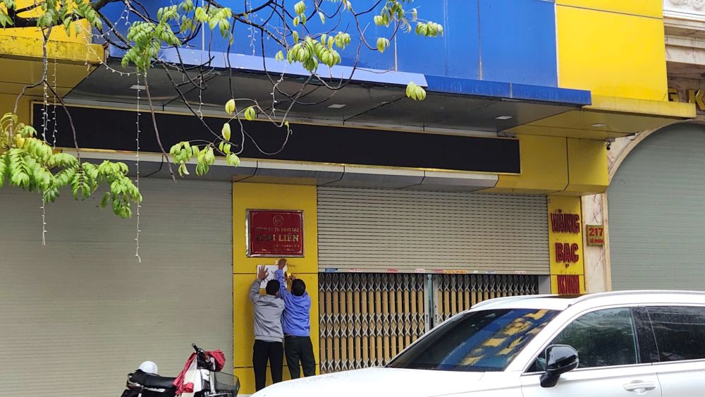 Mot so tiem vang dan bien xin phep dung ban hang trong sang 1.11. Anh: Quach Du