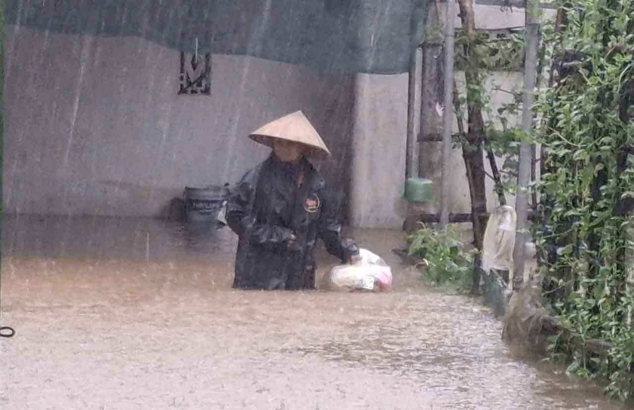 Ngap sau vao nha dan o xa Cam Due. Anh: Tran Tuan.