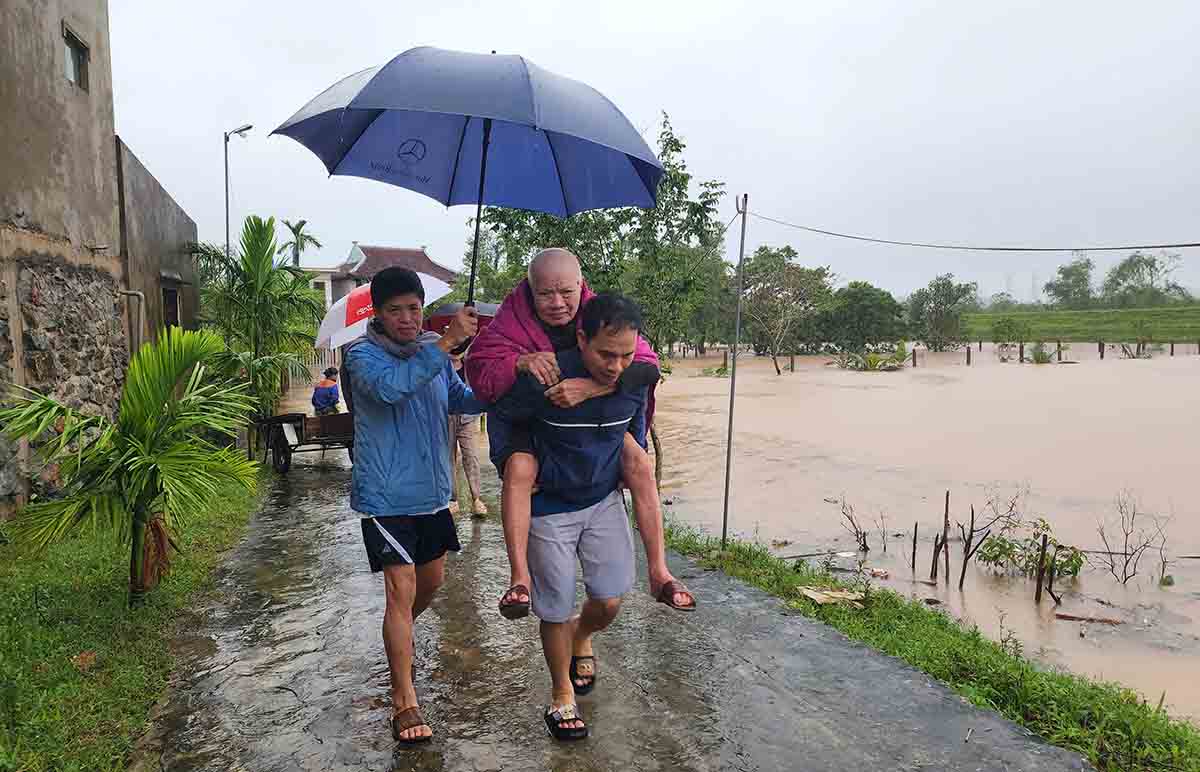 Cong nguoi gia di so tan o xa Cam Due. Anh: Tran Tuan.